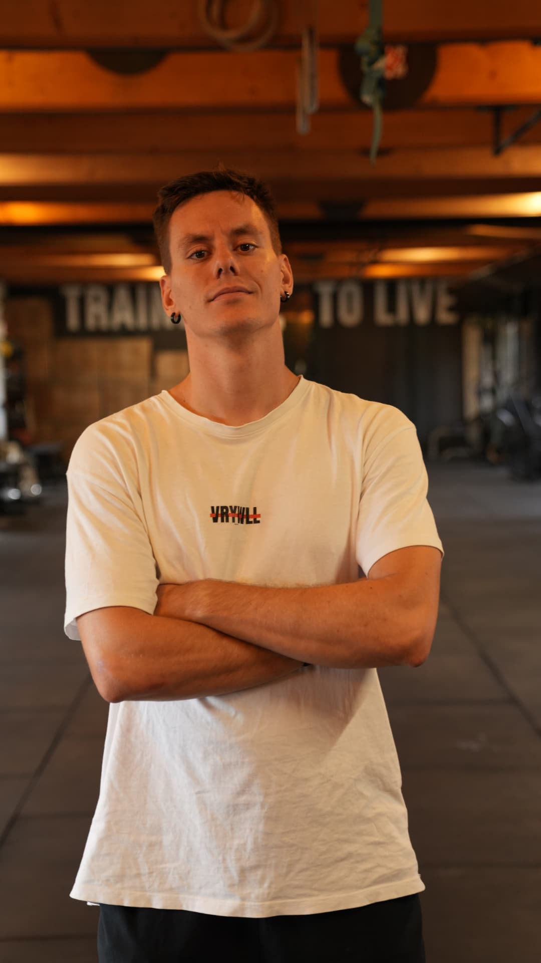 Coach Very Well in sala sotto la scritta "Trained to Live"